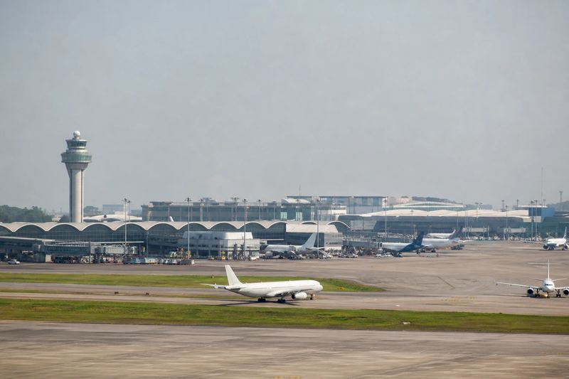 Aircraft parked at a long line of concourse gates at Hartsfield–Jackson Atlanta International Airport