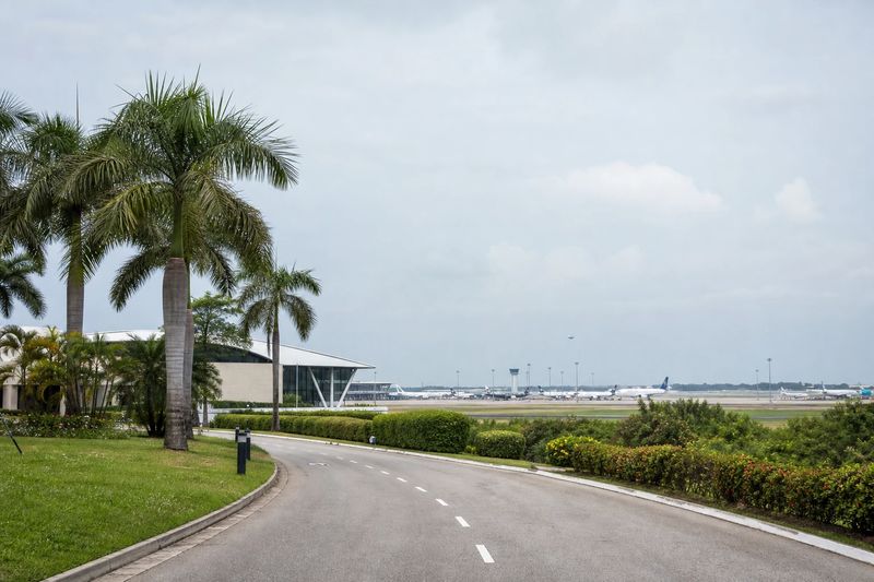 The curved terminal frontage at Miami International Airport with cars on the departures roadway